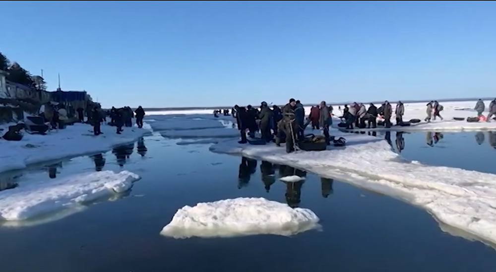 Рыбаки вышли на оторванные льдины