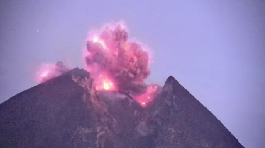"Розовое" извержение вулкана в Индонезии 